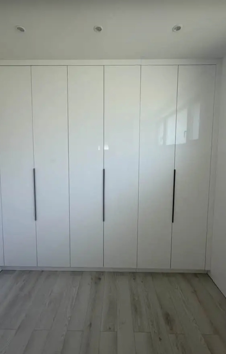 Ugradbeni plakar po mjeri, bijele fronte s crnim ručkama